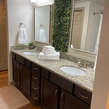 Bright & Modern Galleria Suite! 5 Star Location, Self Check In & Free Parking Хьюстон Экстерьер фото